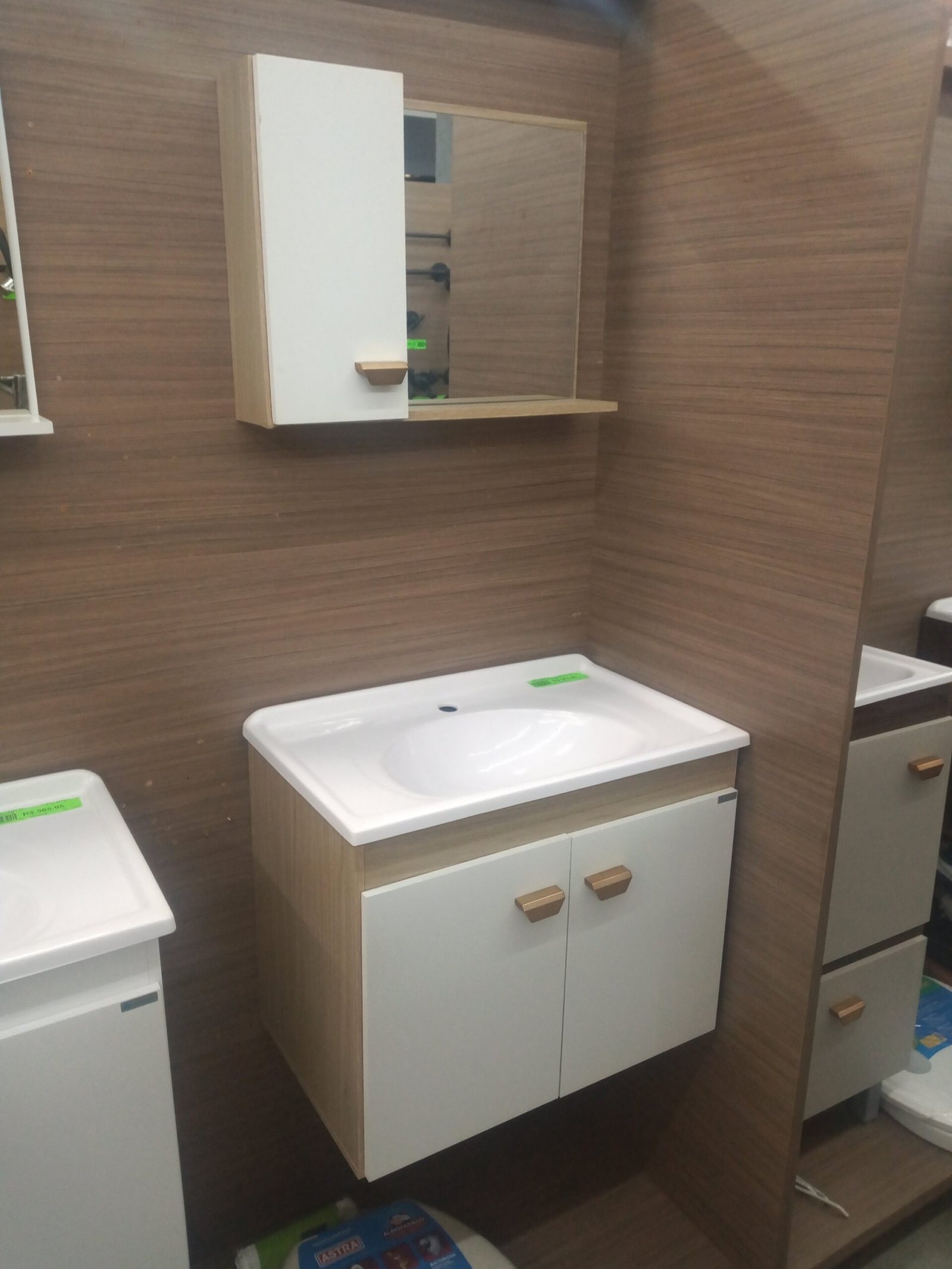 Gabinete Conjunto 600 Titare Suspenso com Espelheira Tinto/Pinho/Branco